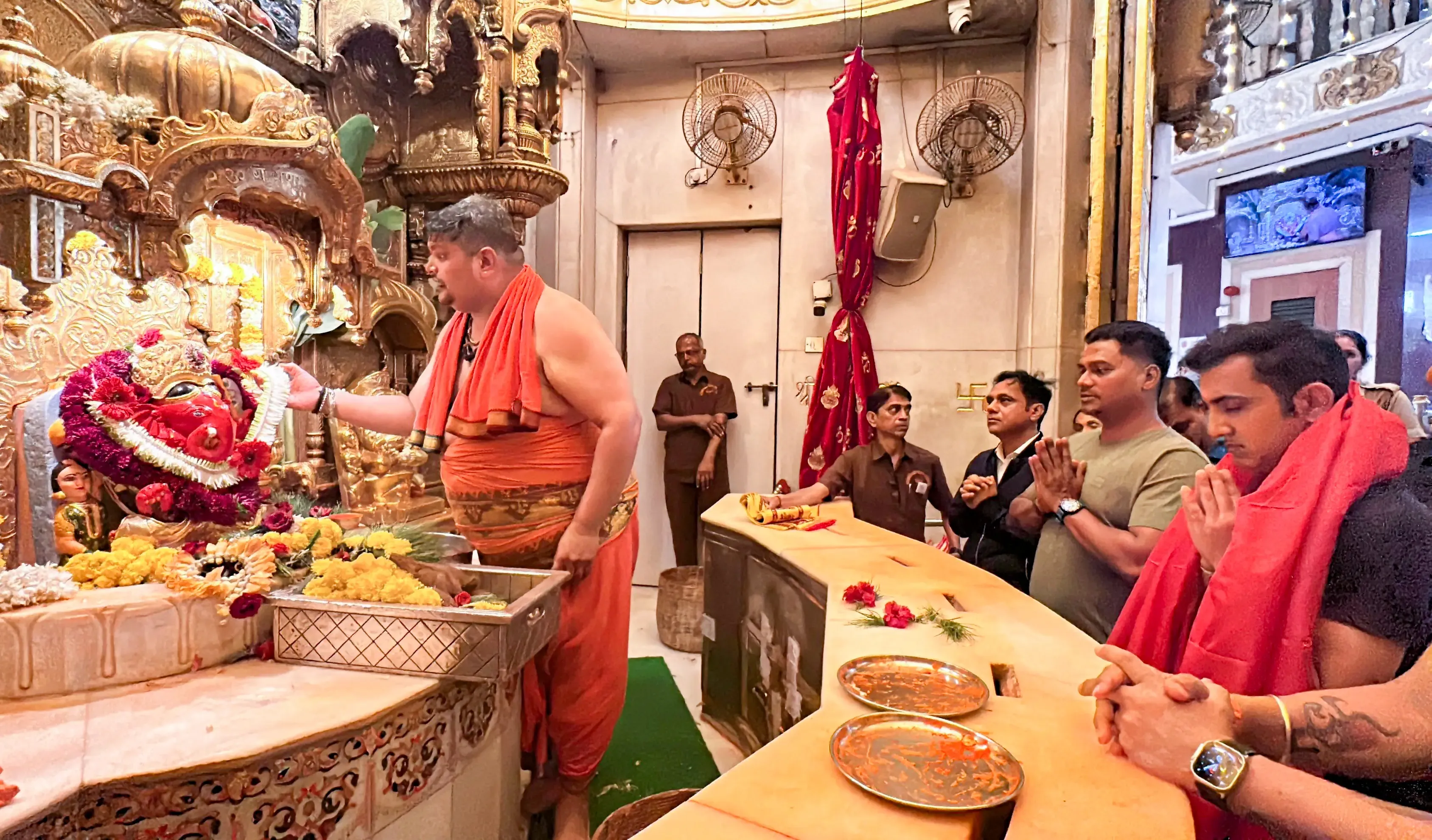 गौतम गंभीर ने खाटू श्याम मंदिर में आशीर्वाद लिया, दर्शकों की भीड़ रही उपस्थित