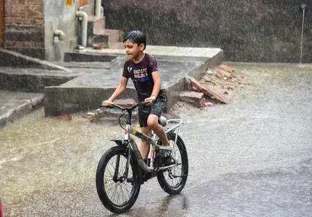 राजस्थान में भारी बारिश की चेतावनी, 19 जिलों में आज स्कूल बंद