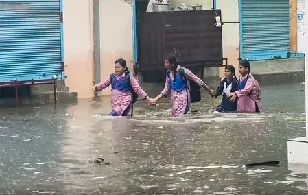 दिल्ली-एनसीआर में भारी बारिश का कहर: 15 उड़ानें डायवर्ट, गुरुग्राम में वर्क फ्रॉम होम एडवाइजरी जारी