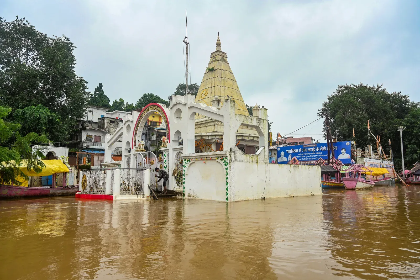 मंदाकिनी नदी में बाढ़ से सतना जलमग्न, बीरसिंहपुर में कमर तक पानी; IMD का येलो अलर्ट जारी