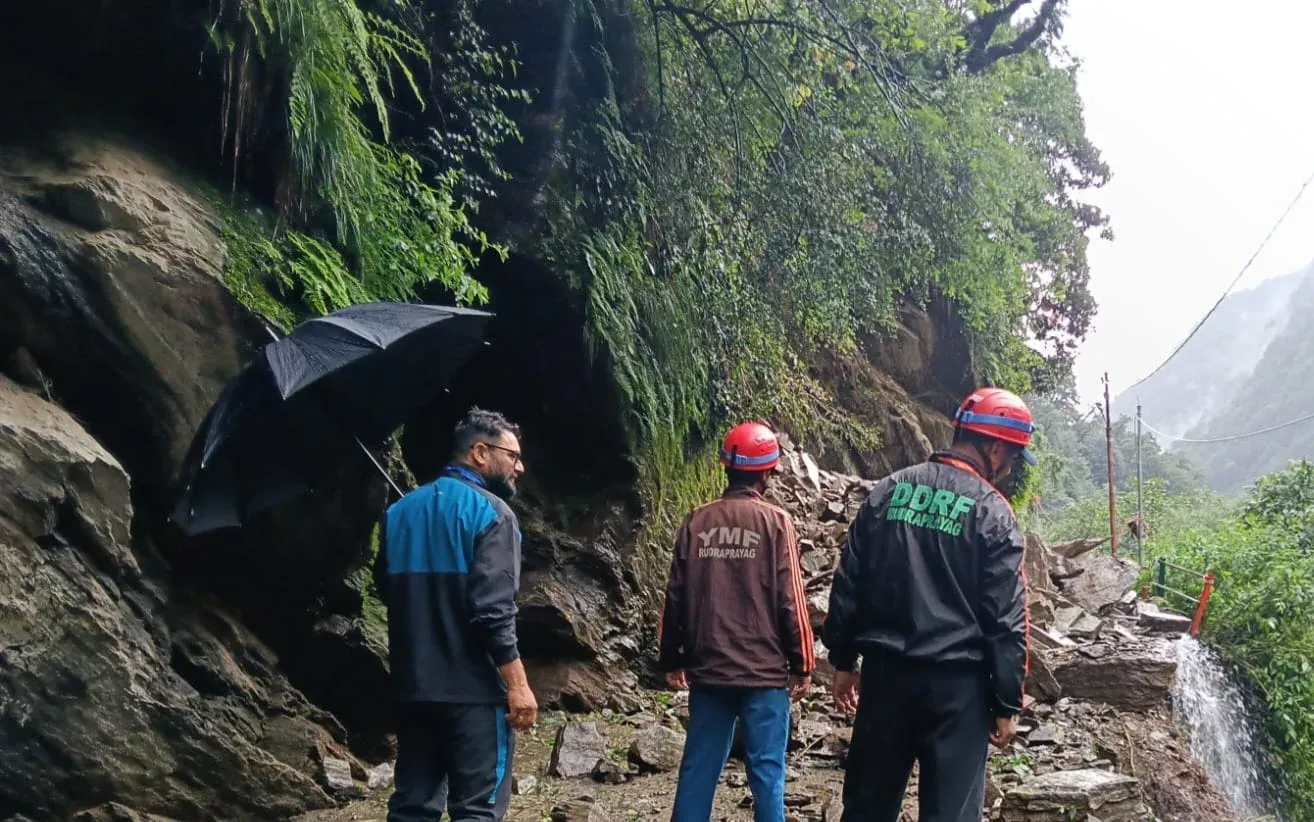 उत्तराखंड में भारी बारिश: 142 सड़कें बंद, IMD ने 6 जिलों में येलो अलर्ट जारी किया