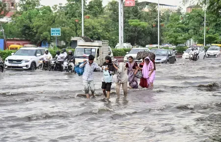 राजस्थान : जयपुर में भारी बारिश, जलभराव के कारण सड़कों पर फंसे यात्री