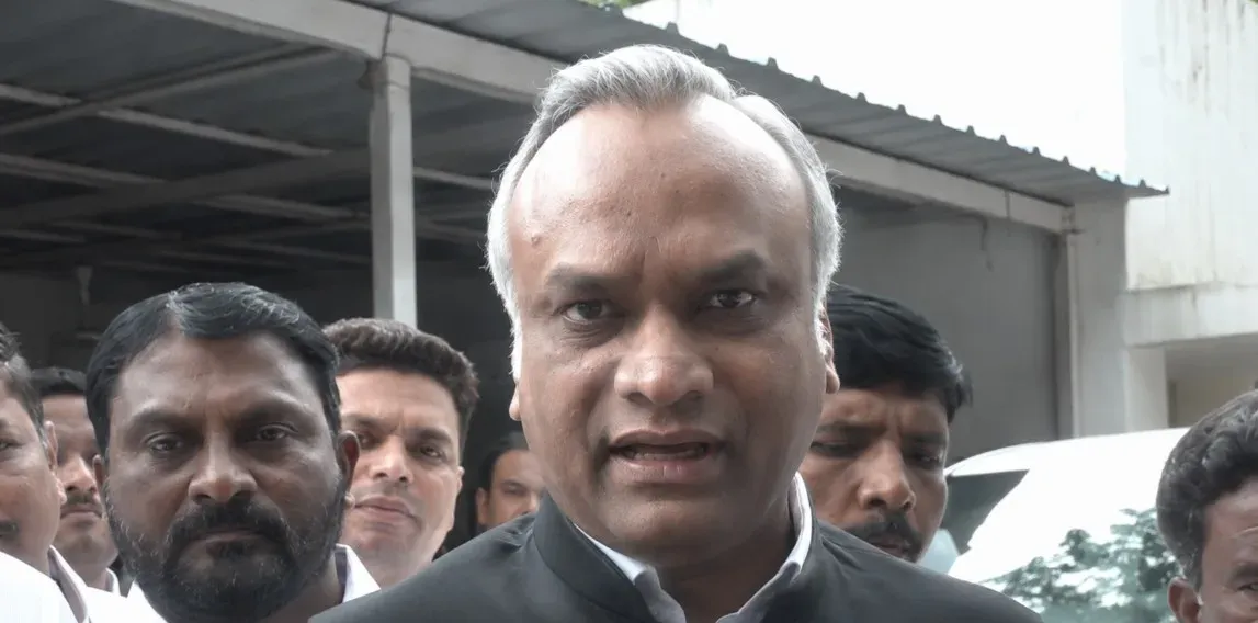 कर्नाटक हिजाब विवाद: सिद्दारमैया सरकार ने स्कूलों में धार्मिक प्रतीकों को दी संवैधानिक मान्यता, BJP का विरोध