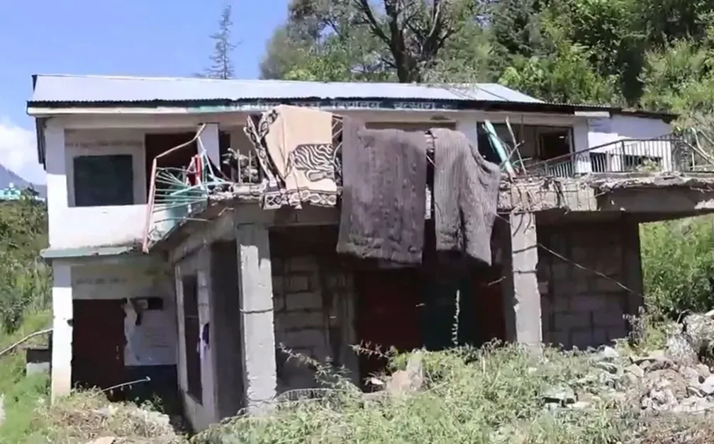 कुल्लू के चनसारी स्कूल की इमारत: ₹1.18 करोड़ का टेंडर, 7 साल बाद भी निर्माण अधूरा, 100+ छात्र प्रभावित