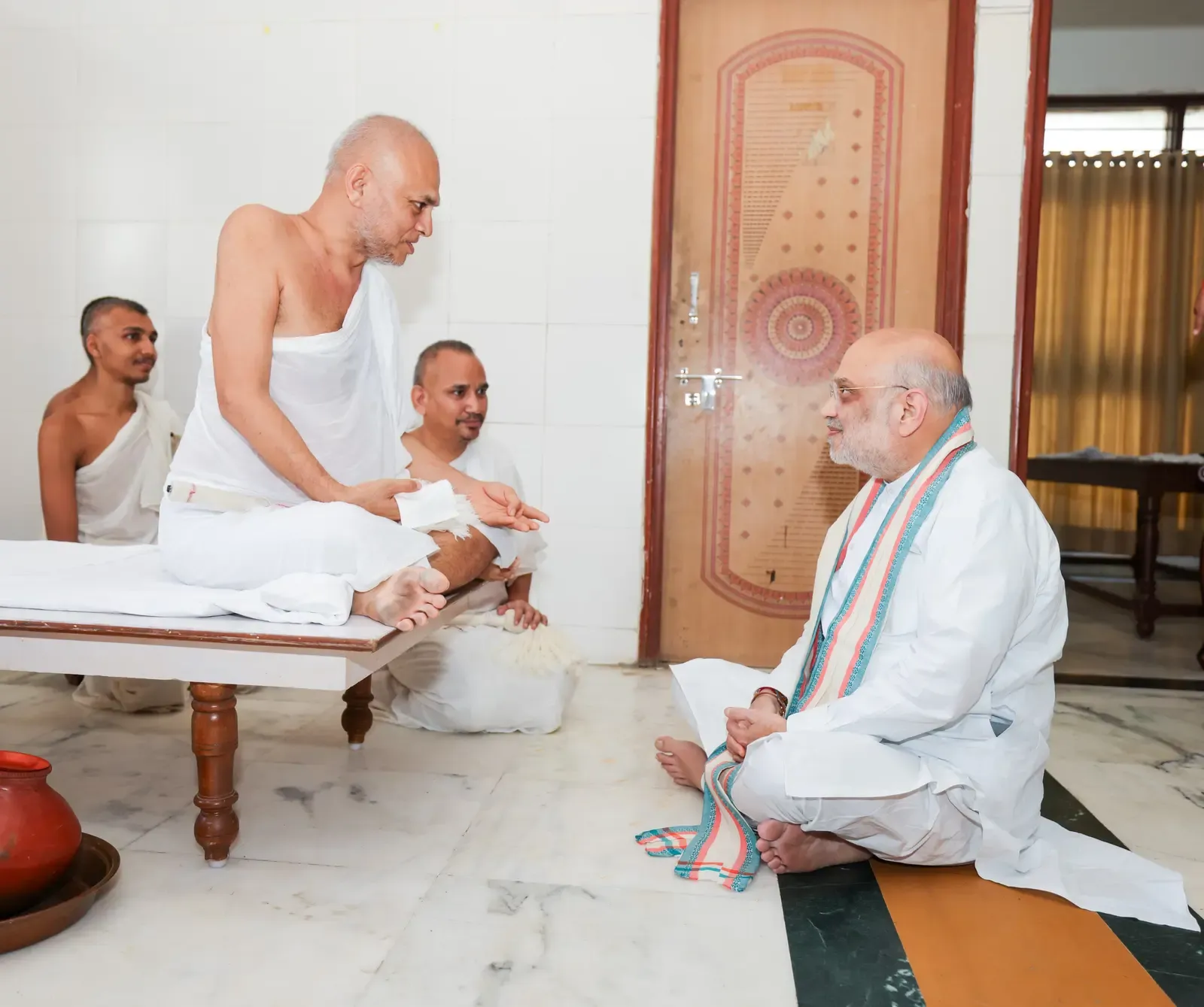अमित शाह ने अहमदाबाद में जैन आचार्यों से लिया आशीर्वाद, अहिंसा-अपरिग्रह का दिया संदेश