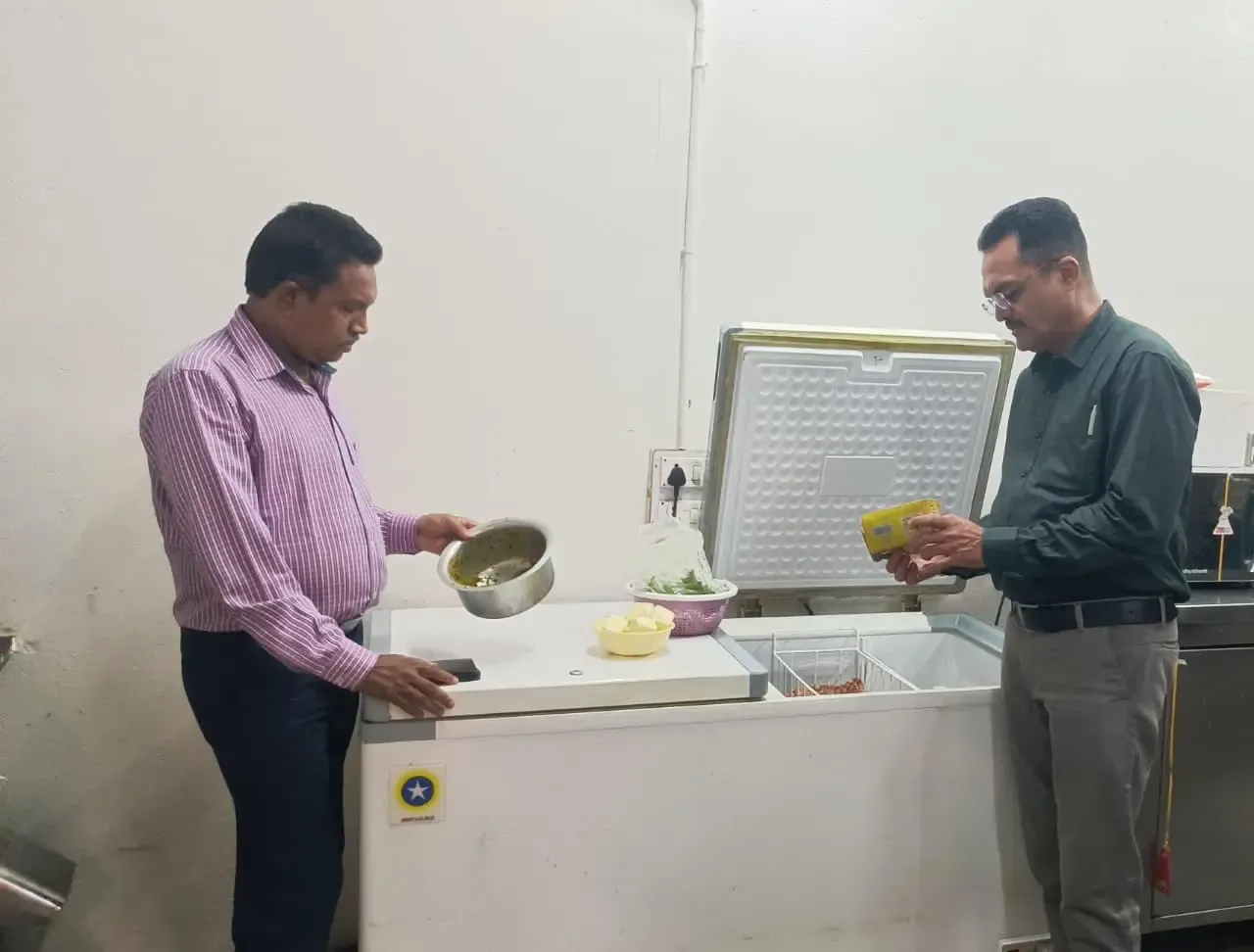 गुजरात में खाने के ठिकानों पर छापेमारी: 1.40 लाख रुपये का जुर्माना और 615 किलो खराब खाना नष्ट