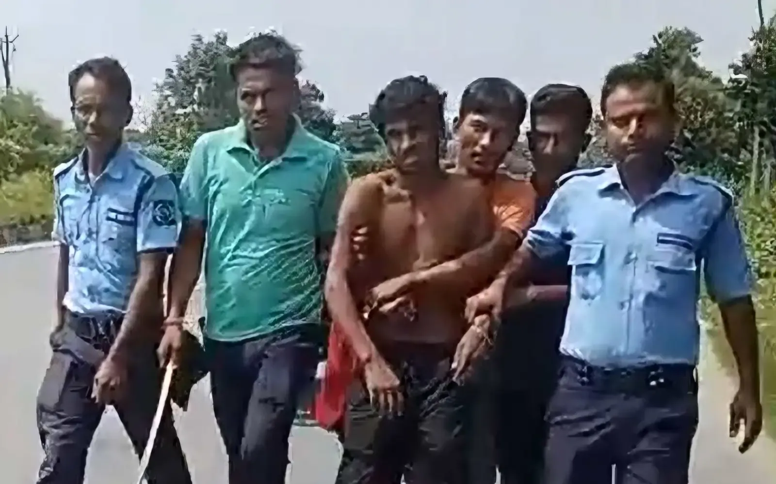 जलपाईगुड़ी में प्रशिक्षित कुत्ते 'ऑरलैंडो' ने ढूंढा फरार रोहिंग्या युवक, चाय बागान से गिरफ्तार
