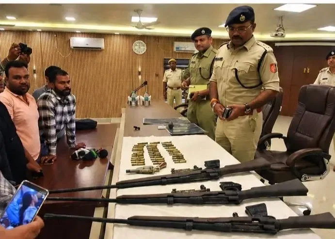 पुरुलिया में माओवादियों के छोड़े गए कैंप से हथियार बरामद, बंगाल-झारखंड पुलिस का संयुक्त अभियान तेज़