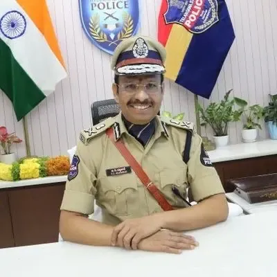 हैदराबाद पुलिस आयुक्त वीसी सज्जनार की अपील: आधी रात सड़कों पर जन्मदिन न मनाएं, टैंक बंड हादसे के बाद सख्त निर्देश