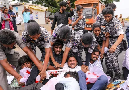 नीट विवाद: हैदराबाद पुलिस ने लोक भवन की ओर मार्च कर रहे छात्रों को रोका