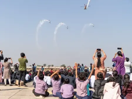 गुजरात: वायुसेना की सारंग टीम ने हवाई प्रदर्शन से अंकलेश्वर को किया मंत्रमुग्ध