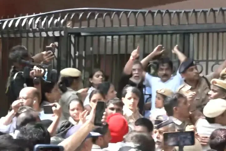 इंडी गठबंधन का चुनाव आयोग मार्च: राहुल गांधी बैरिकेड पर चढ़े, प्रियंका सहित नेता हिरासत में