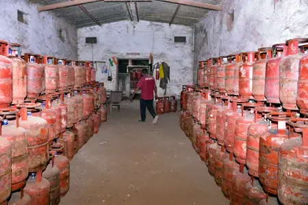 भारत ने वैकल्पिक मार्गों से एलपीजी और एलएनजी की आपूर्ति की, घरेलू उत्पादन में वृद्धि
