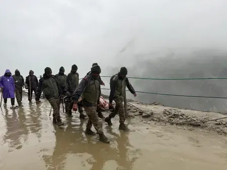 जम्मू-कश्मीर : भूस्खलन के कारण अमरनाथ यात्रा मार्ग पर फंसे तीर्थ तीर्थयात्री, भारतीय सेना ने बचाया