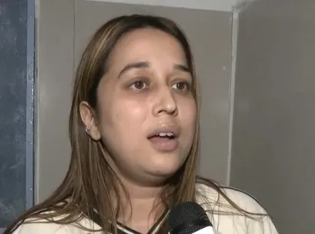 रोनिशा सत्ती ने अस्पताल से लगाए पुलिस पर आरोप: फर्जी सोशल मीडिया पेज से बदनामी, कार्रवाई नहीं हुई