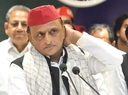 क्या भाजपा ने अखिलेश यादव को दीये जलाने को पैसे की बर्बादी बताने पर घेरा?