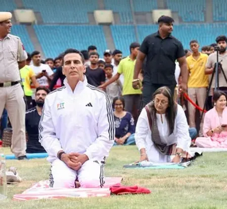 अंतरराष्ट्रीय योग दिवस 2026: अक्षय कुमार ने मनसुख मंडाविया संग दिल्ली में किया योग, 3,000 से अधिक लोग शामिल