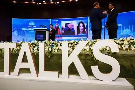 ईरान-अमेरिका शांति वार्ता का पहला राउंड खत्म, एक और दिन के लिए बढ़ाई गई बातचीत 