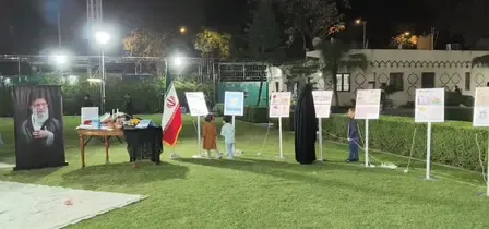 दिल्ली में ईरानी दूतावास ने मिनाब स्कूल के मलबे से मिली ड्राइंग की प्रदर्शनी लगाई