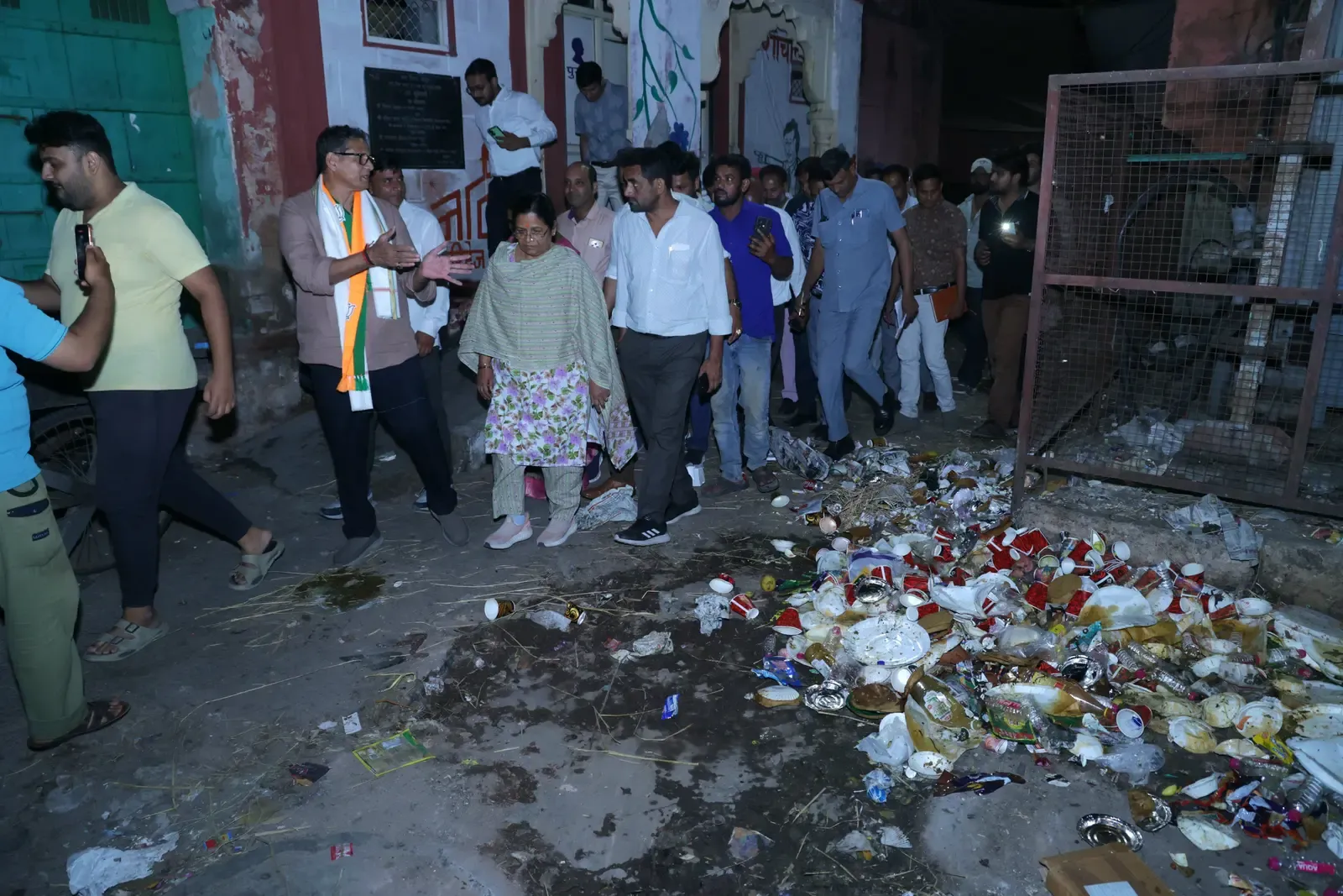 जयपुर मेयर सुनील कोठारी ने रात में वॉल्ड सिटी में लगाई झाड़ू, सफाई व्यवस्था का किया जमीनी निरीक्षण