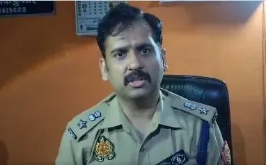सीतापुर में ज्वैलर पर सशस्त्र लूट: ₹5-6 लाख की चांदी और नकदी छीनी, सिर में चोट