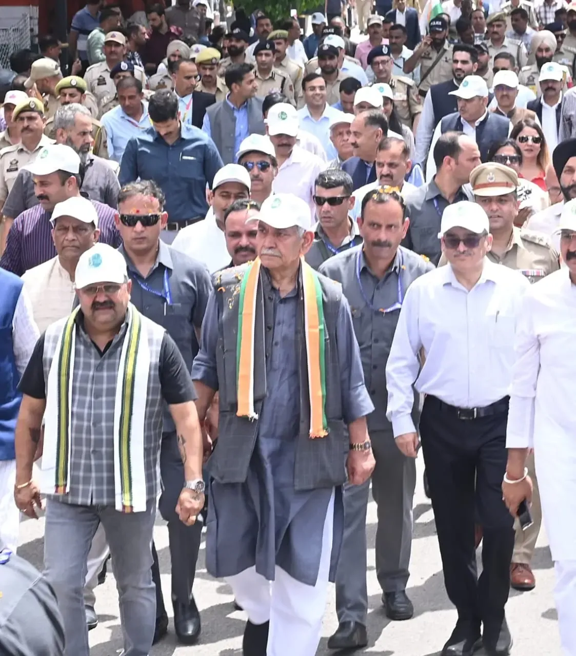 जम्मू-कश्मीर में ड्रग तस्करों के खिलाफ सख्त कार्रवाई: एलजी की नई योजना