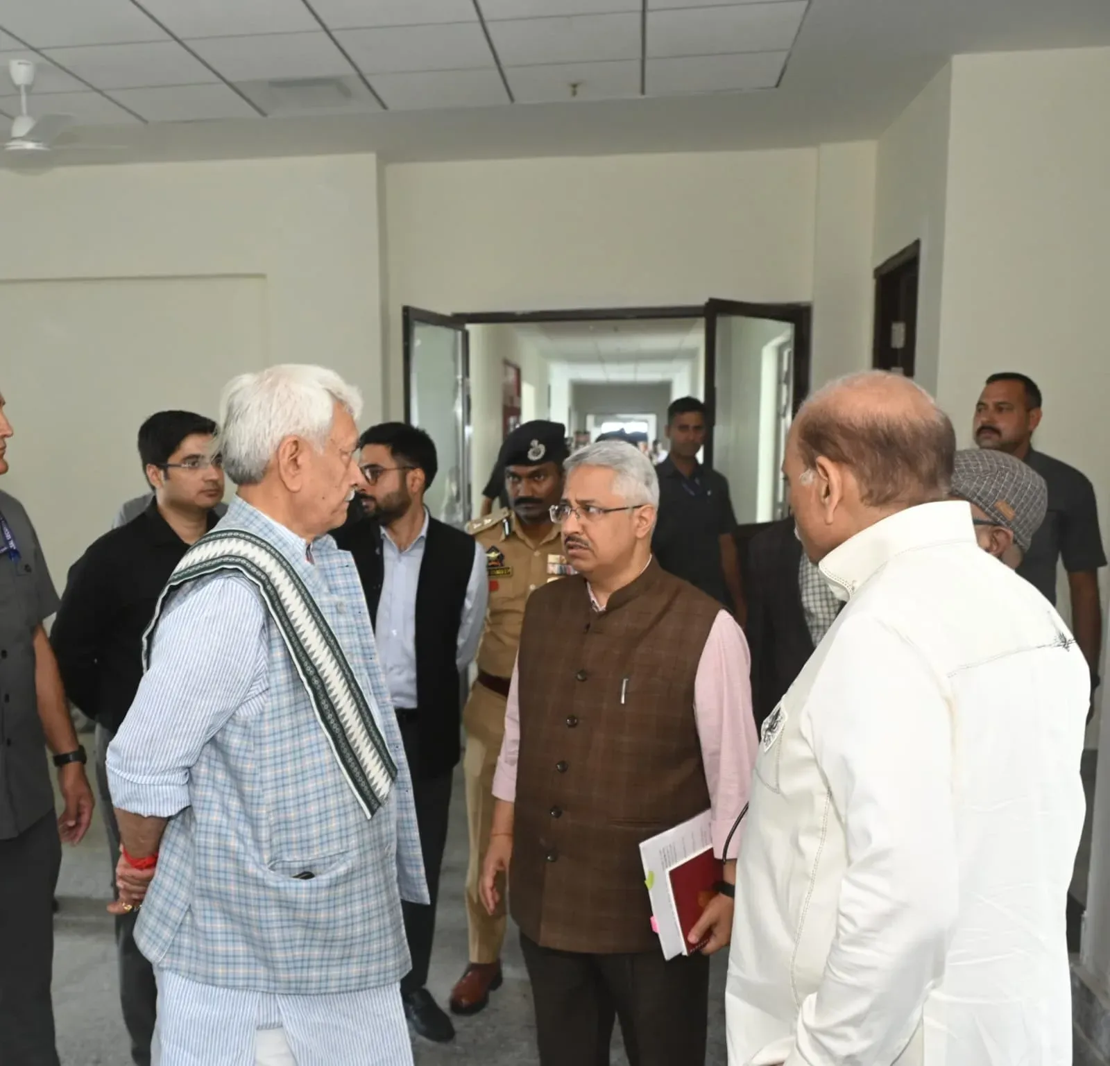 अमरनाथ यात्रा 2026: एलजी मनोज सिन्हा ने श्रीनगर के पंथा चौक यात्री निवास का किया निरीक्षण, 3 जुलाई से शुरू होगी यात्रा