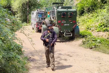 शोपियां में आतंकी ठिकाना ध्वस्त: AK-47, पिस्तौल और ग्रेनेड सहित भारी हथियार बरामद