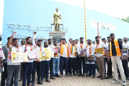 नागेंद्र के इस्तीफे की मांग को लेकर कर्नाटक भाजपा युवा मोर्चा ने किया विरोध प्रदर्शन 