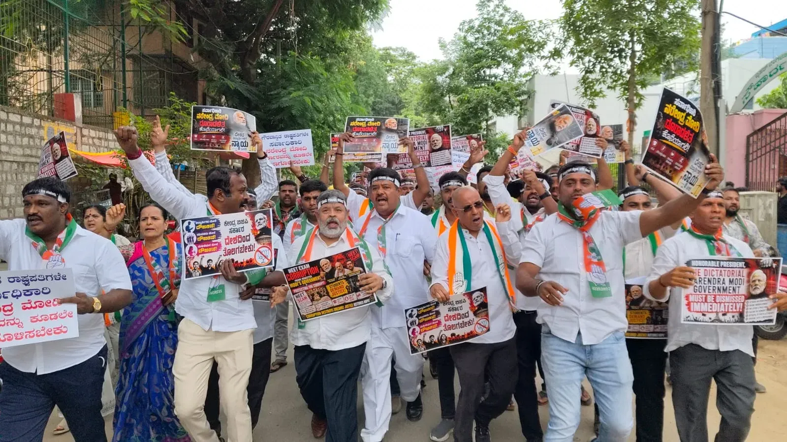 नीट विवाद: कांग्रेस ने बेंगलुरु में भाजपा मुख्यालय घेरा, धर्मेंद्र प्रधान के इस्तीफे की माँग
