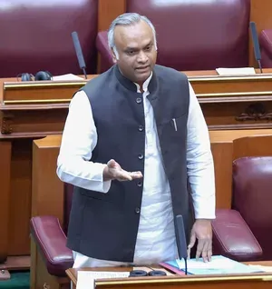 कर्नाटक स्थायी निवास प्रमाण पत्र विवाद: कांग्रेस सरकार का संवैधानिक अधिकार का दावा, BJP ने अमित शाह से माँगा हस्तक्षेप