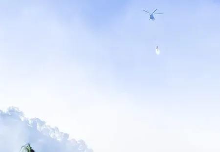 कसौली जंगल की आग पर काबू: IAF के MI-17 हेलीकॉप्टरों ने रात में NVG से गिराए 93,000 लीटर पानी