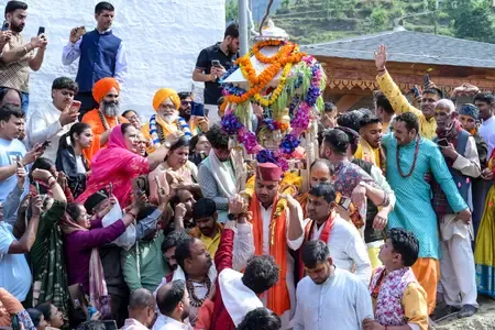 केदारनाथ डोली यात्रा शुरू, हजारों लोग हिमालयी तीर्थस्थल की पवित्र यात्रा में शामिल हुए