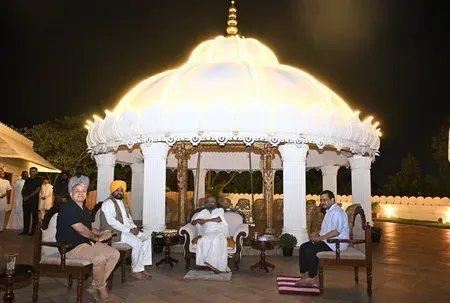 केजरीवाल और भगवंत मान ने बेंगलुरु में श्री श्री रवि शंकर से की मुलाकात, 'आर्ट ऑफ लिविंग' की 45वीं वर्षगांठ पर दी बधाई