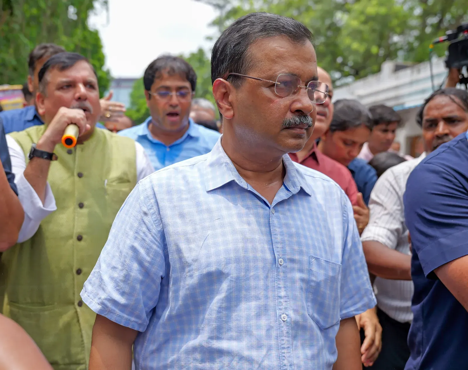 दिल्ली: सफाईकर्मी हत्या विवाद में AAP विधायक कुलदीप कुमार हिरासत में, केजरीवाल ने PM से पूछे तीखे सवाल