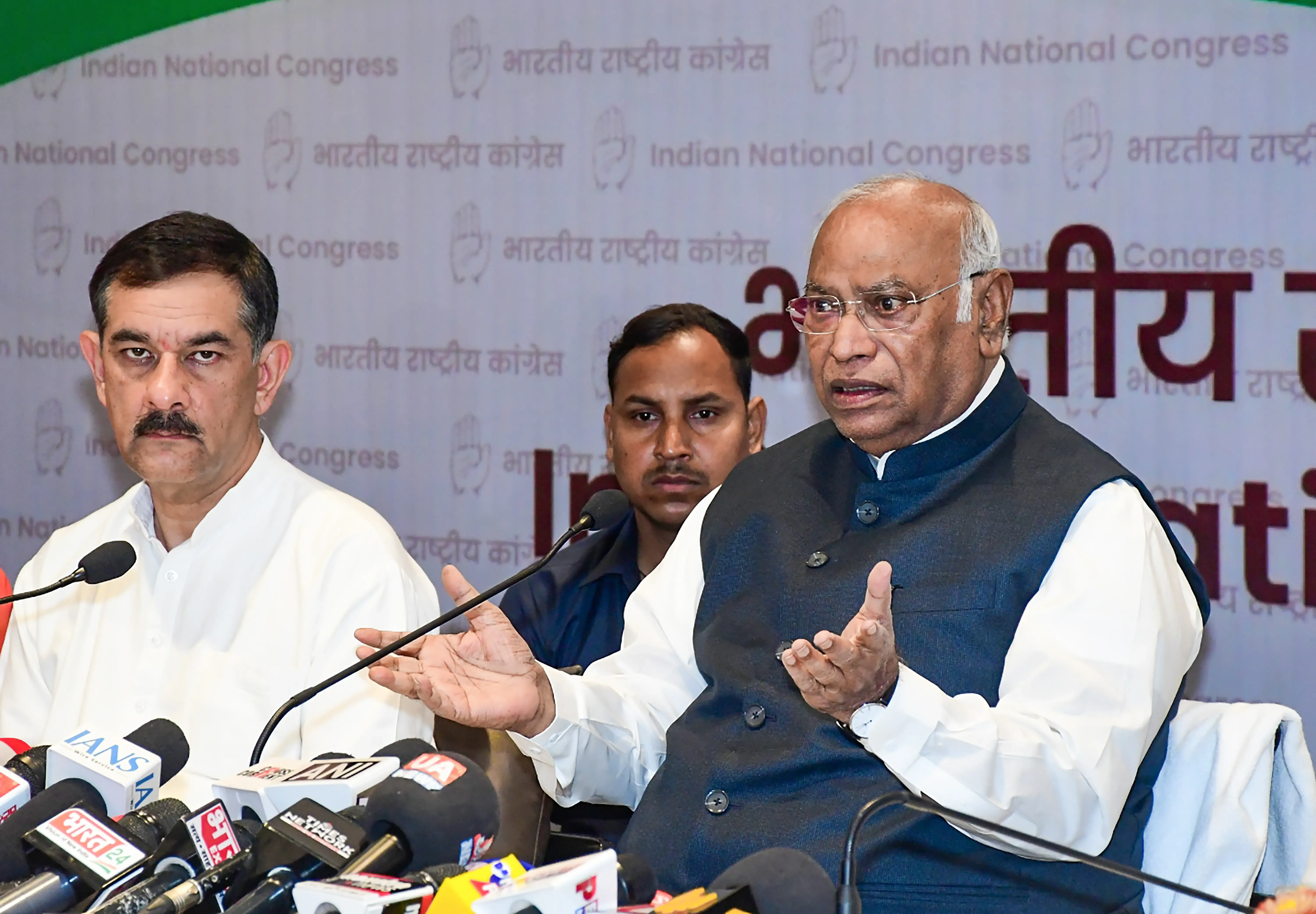 असम की जनता की संघर्ष: खड़गे ने भ्रष्ट सीएम को हटाने की दी अपील