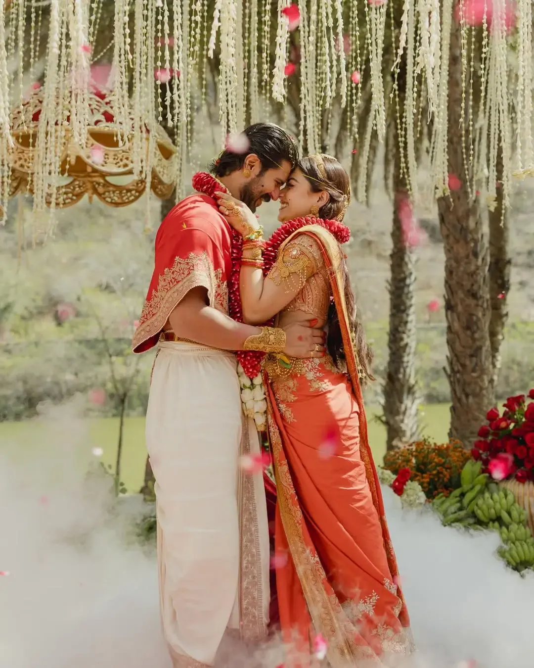 सितारों ने विजय देवरकोंडा और रश्मिका मंदाना को नई जिंदगी की शुरुआत पर बधाई दी