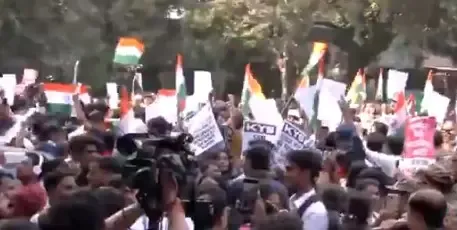 ज्ञानेश कुमार के इस्तीफे की मांग: वामपंथी दलों और छात्र संगठनों का चुनाव आयोग तक मार्च, कई प्रदर्शनकारी हिरासत में
