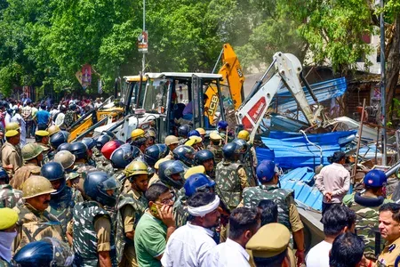 इलाहाबाद हाईकोर्ट के आदेश पर लखनऊ में 240 वकीलों के चैंबर ध्वस्त, विरोध में एक अधिवक्ता ने किया आत्महत्या का प्रयास
