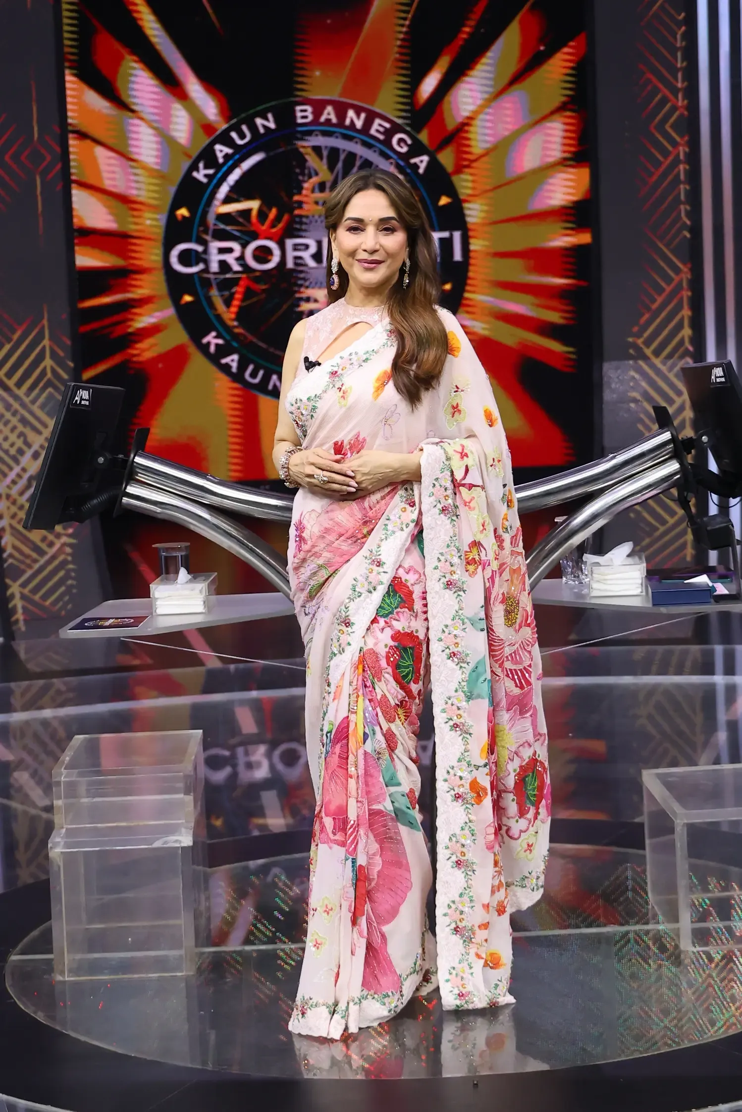 माधुरी दीक्षित ने KBC 18 में खोला राज़: नेगेटिव बातों से टूटकर घर लौटती थीं, मां ने सिखाया 'करके दिखाओ'