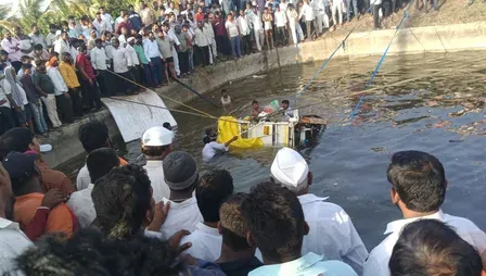 सोलापुर में पिकअप वैन कुएं में गिरी, 8 की मौत — 4 महिलाएं और 4 बच्चे शामिल