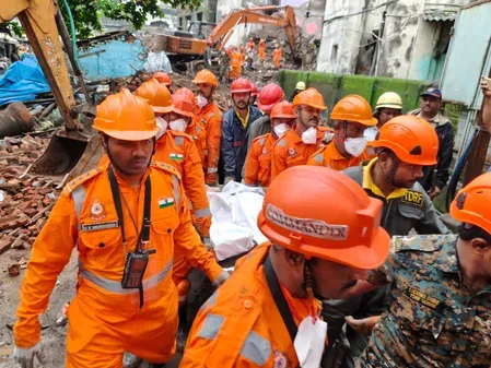 महाराष्ट्र के भिवंडी में चार मंजिला इमारत गिरने से 8 लोगों की मौत, बचाव अभियान जारी (लीड-1)