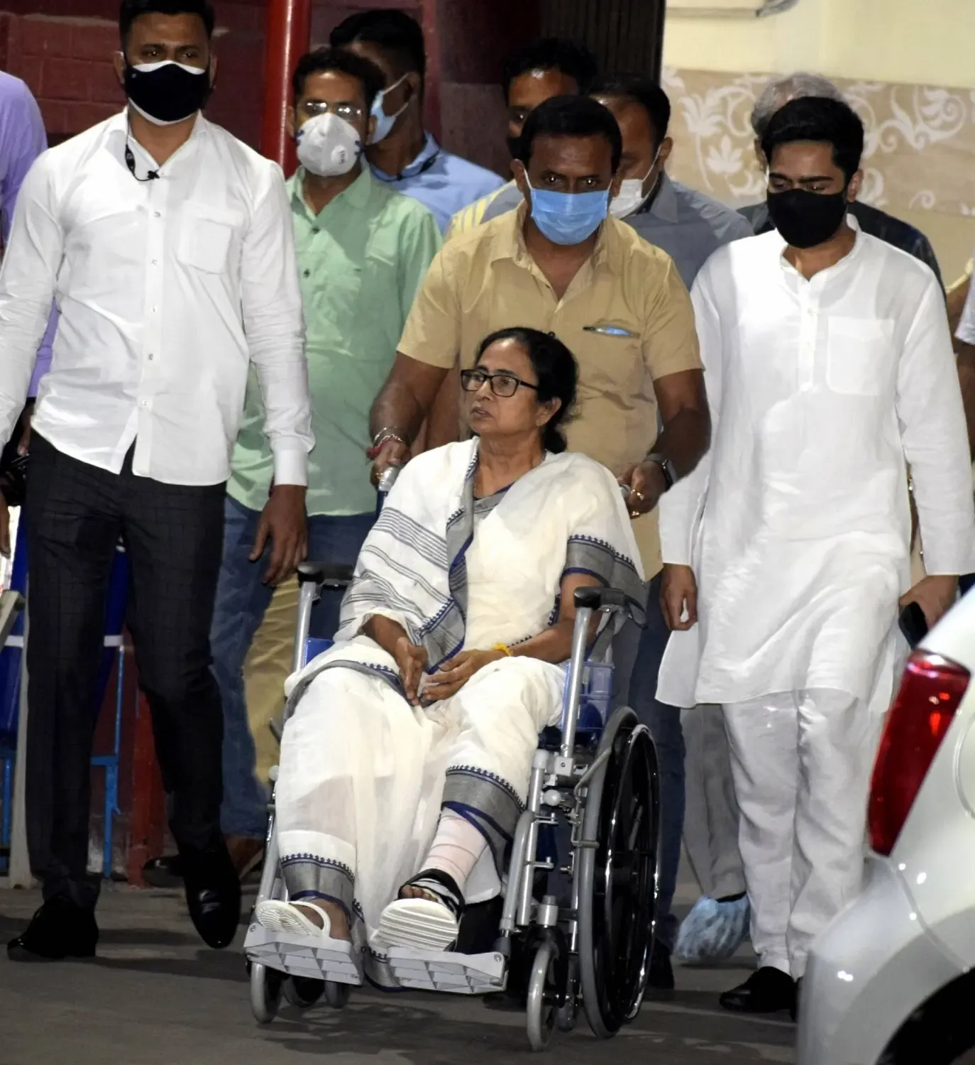 ममता बनर्जी की 2021 की व्हीलचेयर वाली तस्वीर फिर चर्चा में, मेडिकल रिकॉर्ड लीक पर कानूनी विवाद