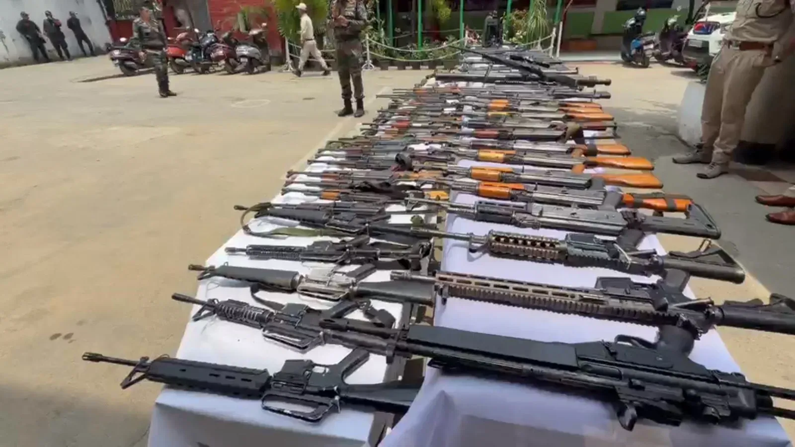 मणिपुर में 67 हथियार बरामद: 27 AK राइफल, 4 UNLF-पामबेई उग्रवादी गिरफ्तार