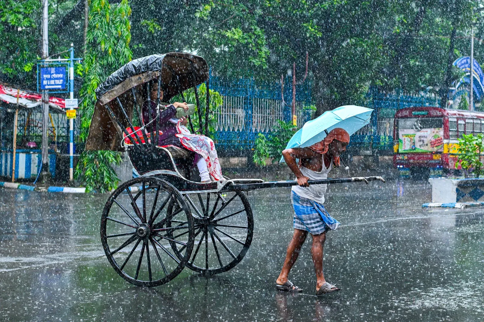कोलकाता और दक्षिण बंगाल में अगले 5 दिन भारी बारिश, आरएमसी ने ऑरेंज-येलो अलर्ट जारी किया