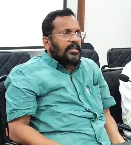 केरल: वायनाड पुनर्वास परियोजना में नए घरों पर दरारों के बीच मंत्री का दौरा, उठे सवाल