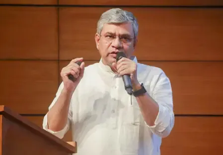 वित्त वर्ष 2026 की मजबूत शुरुआत, मोबाइल निर्यात अप्रैल-मई में 5.5 बिलियन डॉलर तक पहुंचा : अश्विनी वैष्णव