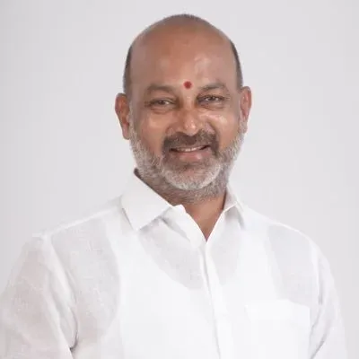 ओवैसी के कॉलेज को लेकर तेलंगाना में सियासी घमासान, मंत्री बंदी संजय कुमार ने कांग्रेस पर साधा निशाना