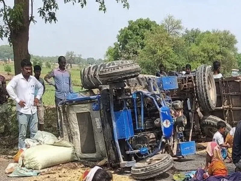 विदिशा ट्रैक्टर-ट्रॉली हादसा: 2 की मौत, 20 घायल — ओवरलोडिंग और तेज रफ्तार बनी वजह