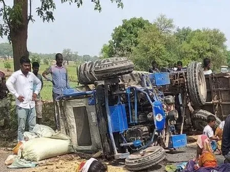 विदिशा ट्रैक्टर-ट्रॉली हादसा: 2 की मौत, 20 घायल — ओवरलोडिंग और तेज रफ्तार बनी वजह